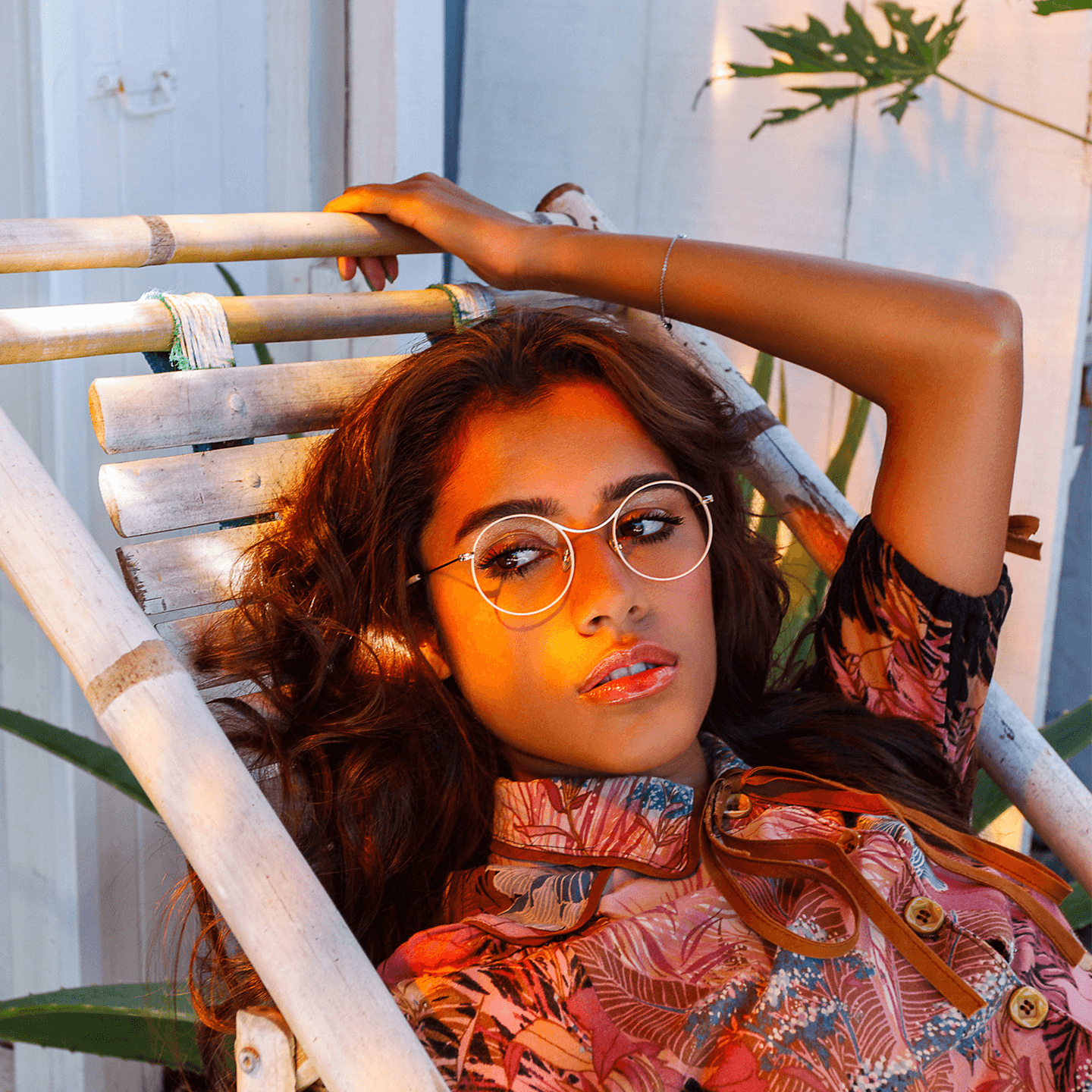 Jeune femme portant des lunettes de vue à la Réunion